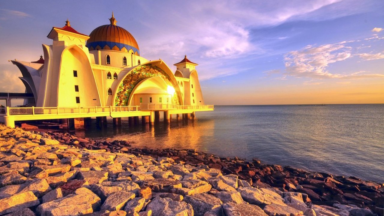 مسجد تنگه مالاکا (Melaka Straits Mosque)